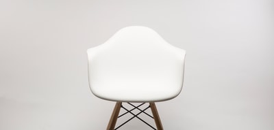 白色木扶手椅